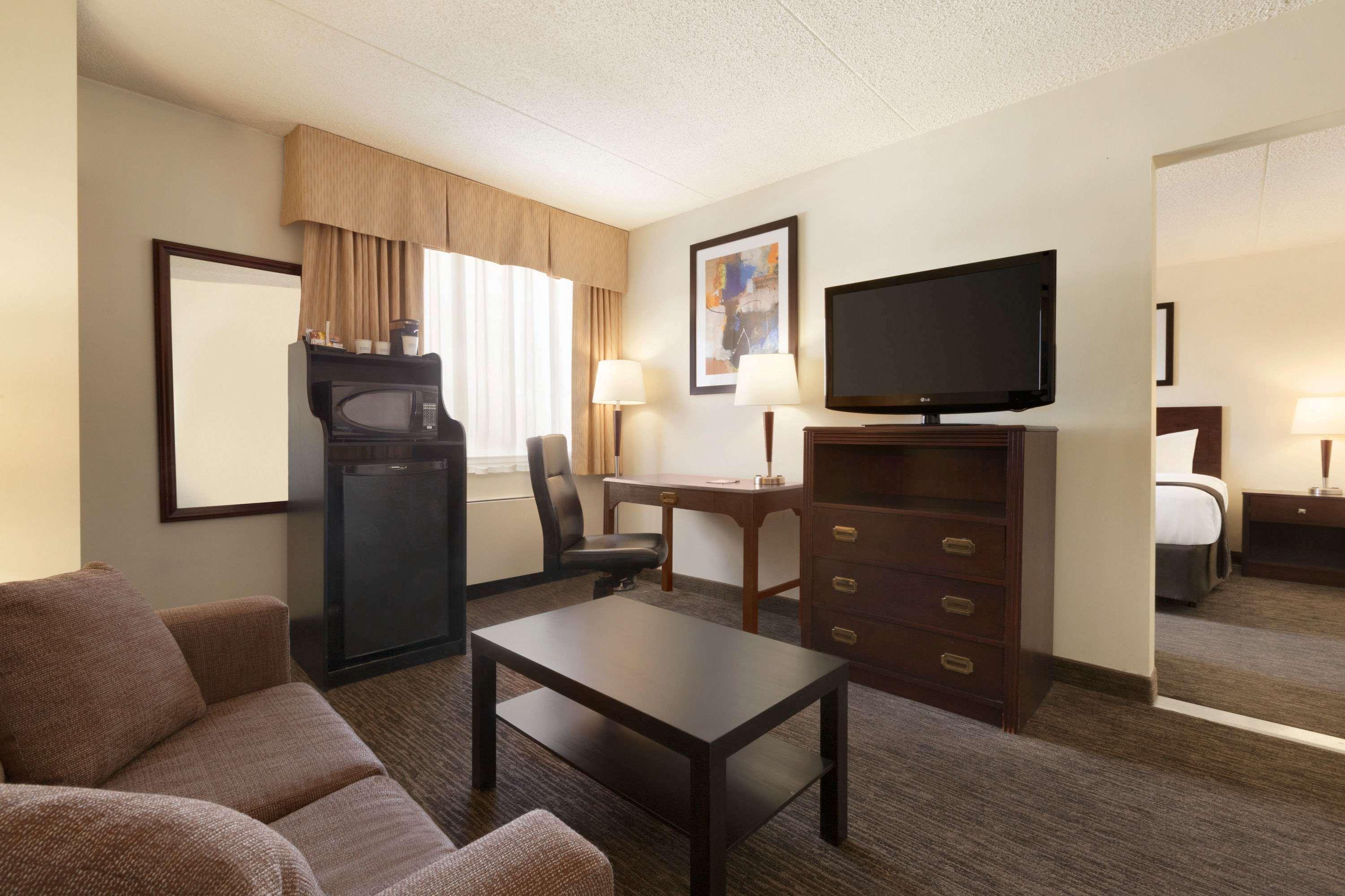 Travelodge By Wyndham Edmonton South Екстер'єр фото