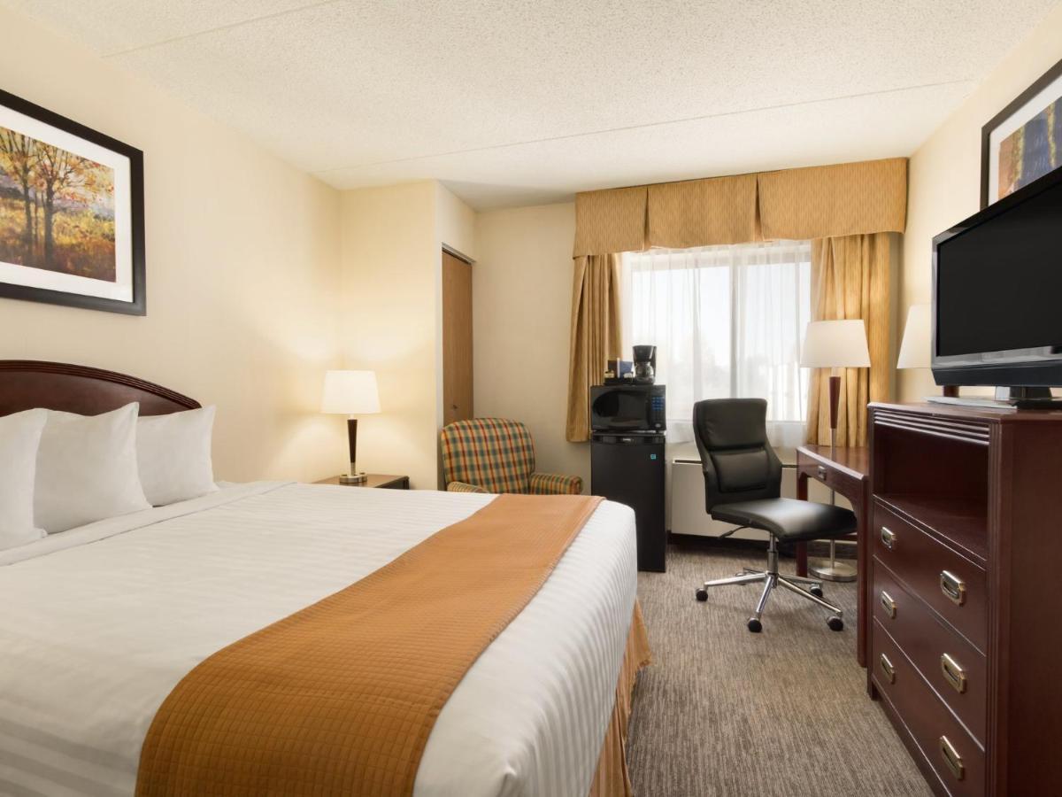 Travelodge By Wyndham Edmonton South Номер фото